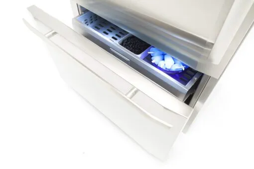 Integrierte Eiswürfelbereiter in das Gefrierfach.